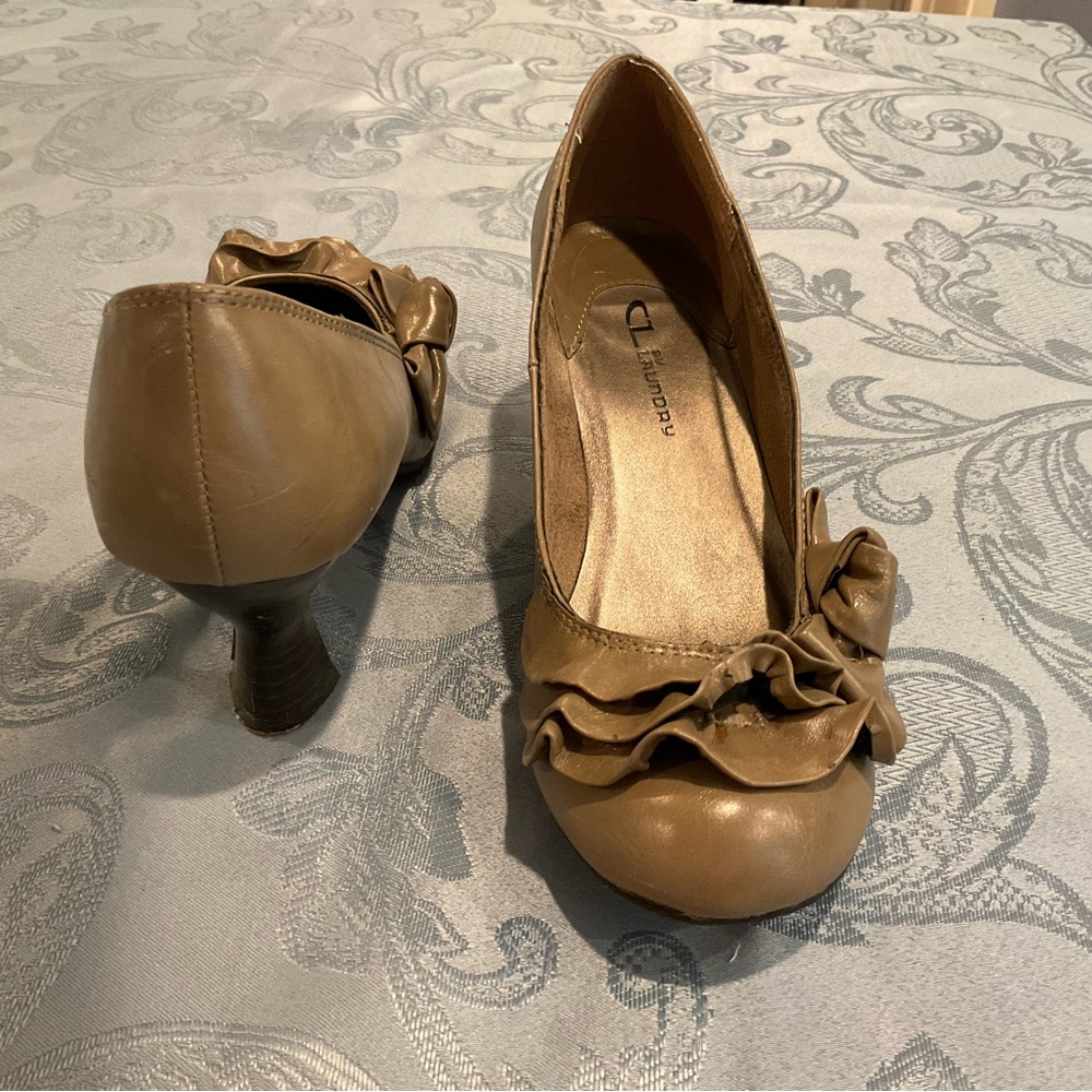 Fancy frilly pumps with ruffle and bow